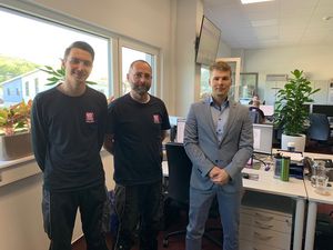 Eine Partnerschaft mit Zukunft: Mario Tilz und Michael Körbs, CAM Anwender der VACOM Vakuum Komponenten & Messtechnik GmbH. Falko Zedler, Vertrieb Ost, Moldtech GmbH Eine Partnerschaft mit Zukunft: Mario Tilz und Michael Körbs, CAM Anwender der VACOM Vakuum Komponenten & Messtechnik GmbH. Falko Zedler, Vertrieb Ost, Moldtech GmbH