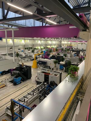 Die neue Fertigungshalle beherbergt einen einzigartigen Technologiemix im Sinne der Industrie 4.0. Die neue Fertigungshalle beherbergt einen einzigartigen Technologiemix im Sinne der Industrie 4.0.