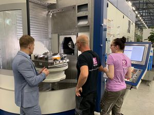 Diese gute,visuelle Kontrolle über den ganzen Maschinenraum zählt zu den Stärken von TopSolid'Cam. Sie erlaubt es den Anwendern Kollisionsprobleme schon gleich bei der Programmierung zu erkennen und zu vermeiden, so dass sie zuverlässige NC-Programme an die Maschine schickt. Diese gute,visuelle Kontrolle über den ganzen Maschinenraum zählt zu den Stärken von TopSolid'Cam. Sie erlaubt es den Anwendern Kollisionsprobleme schon gleich bei der Programmierung zu erkennen und zu vermeiden, so dass sie zuverlässige NC-Programme an die Maschine schickt.